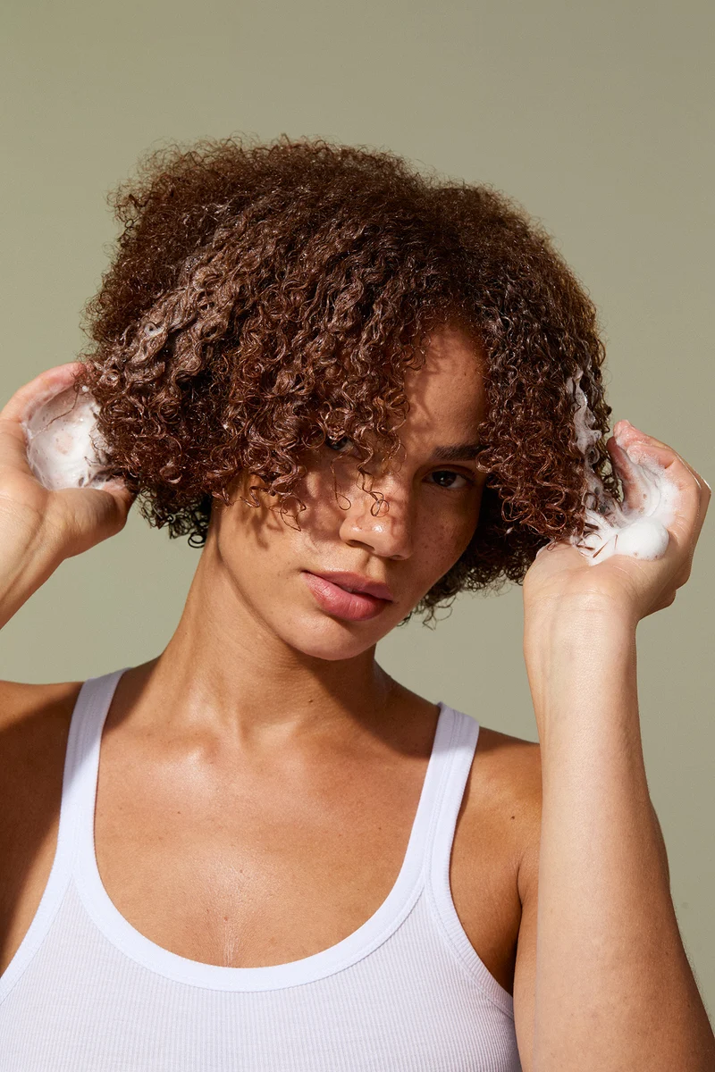 Cheveux de type 2 : routine pour des ondulations de plage