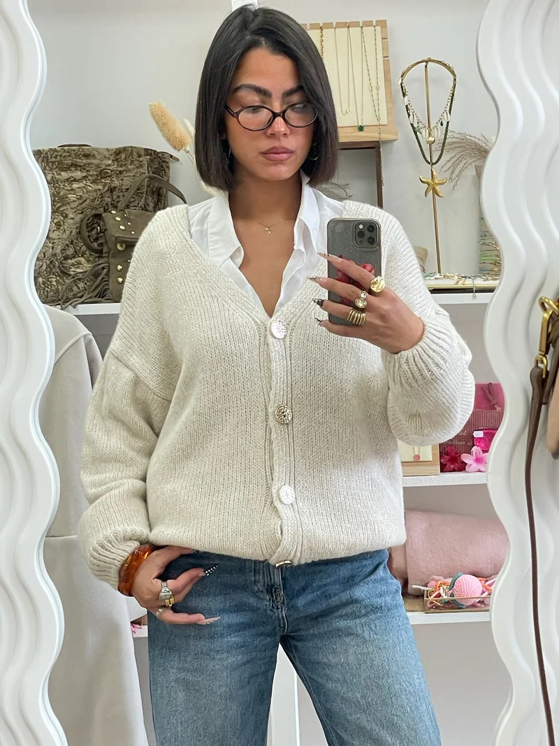 Pull blanc avec boutons dorés