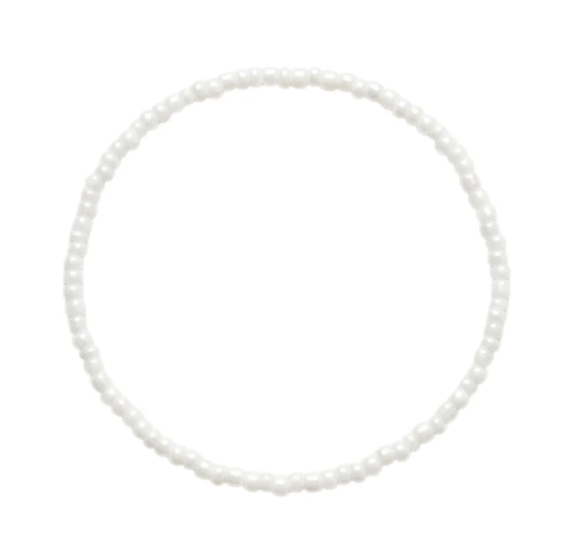 Un Bracelet Classique Et Délicat Composé De Perles Blanches – Simplicité Et Élégance
