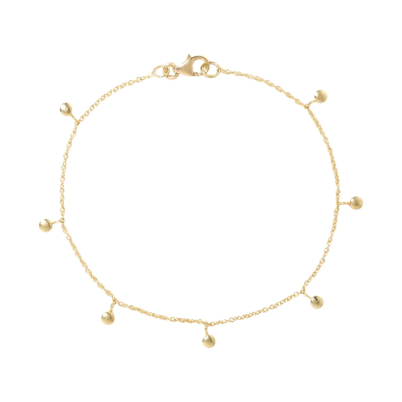 Un Bracelet Pendant Orné De Petits Diamants