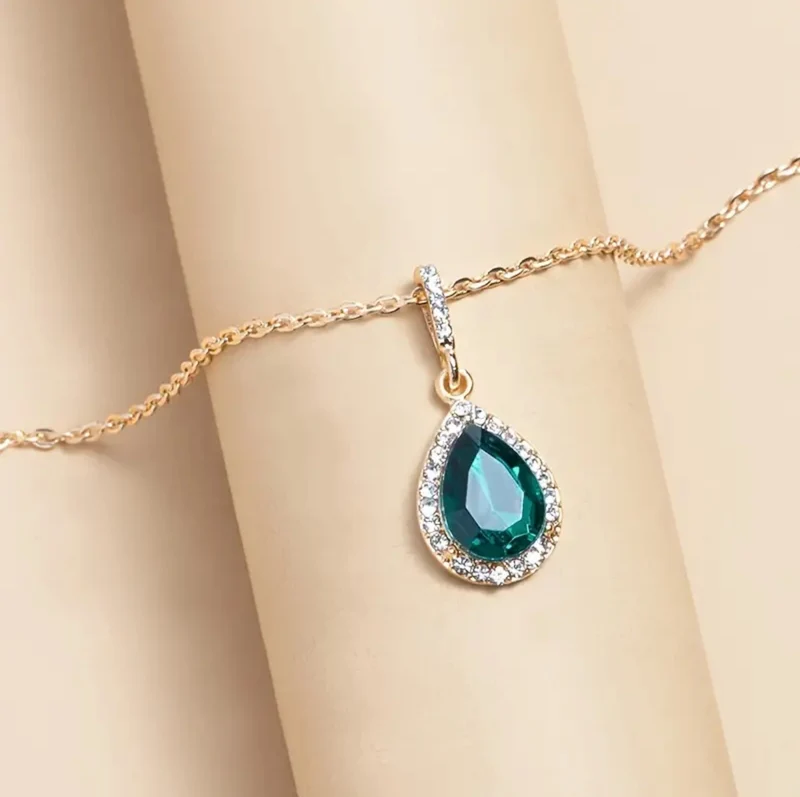 Délicate Faux Émeraude Vert Goutte D'Eau Cristal Pendentif Collier Femelle Rétro Clavicule Chaîne Accessoires